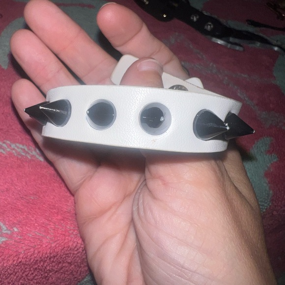 White and black spiked bracelet - Picture 2 of 3
